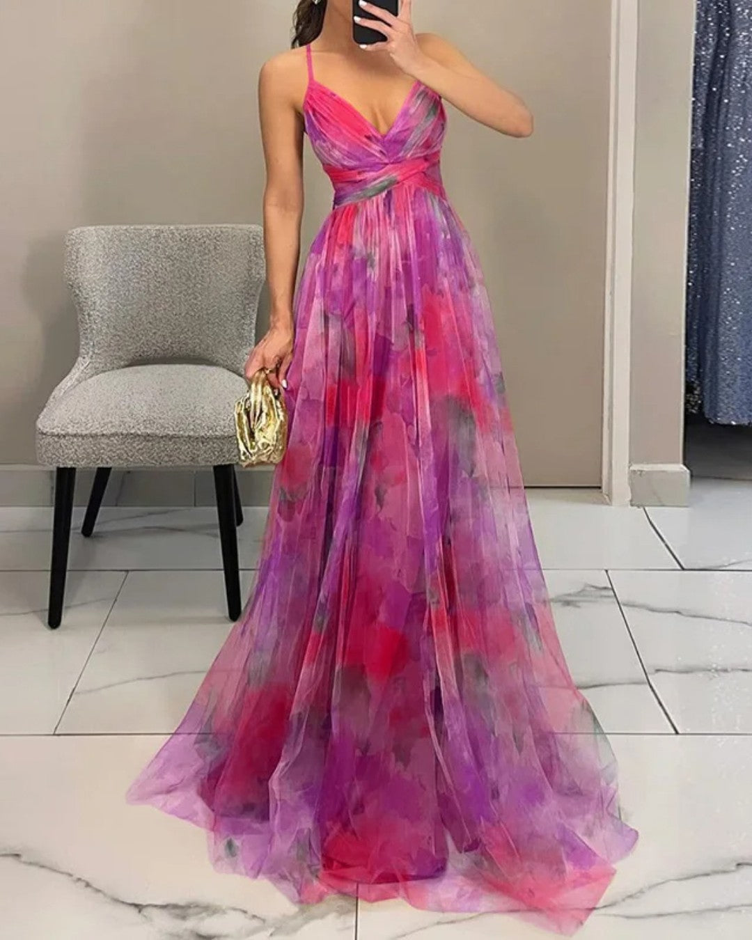 Vestido elegante floral maxi para mujer, con tirantes ajustables. Moda femenina fluida para fiesta.