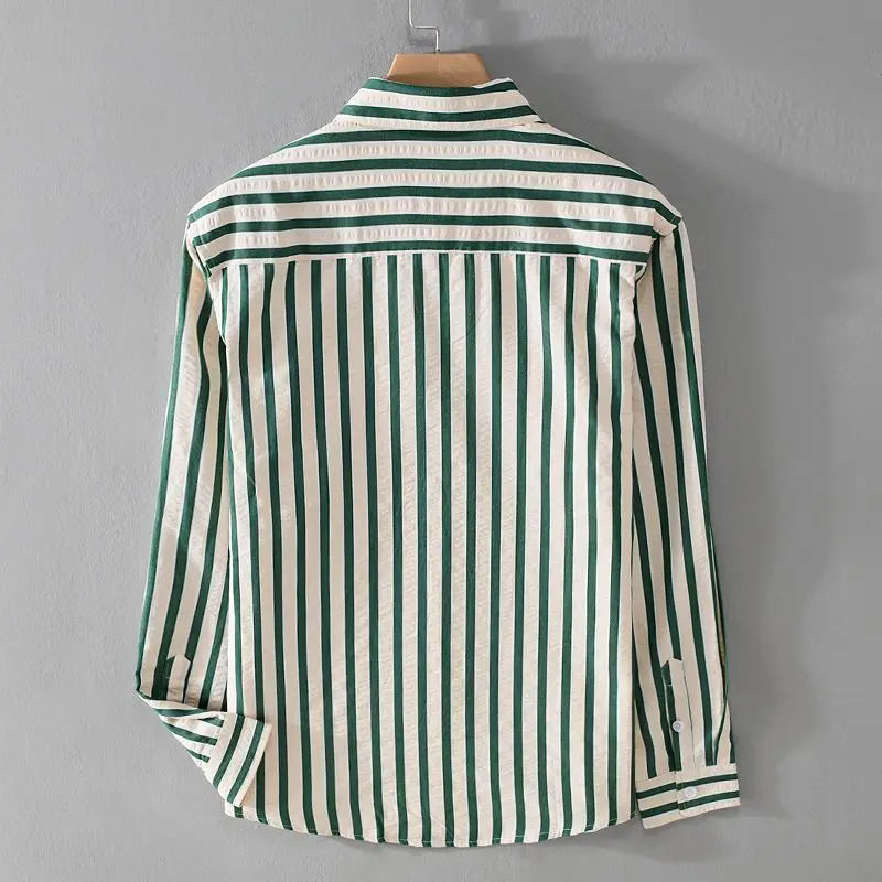 Primer plano: Camisa de hombre a rayas con cuello y botones. Diseño clásico y moderno para moda masculina casual.