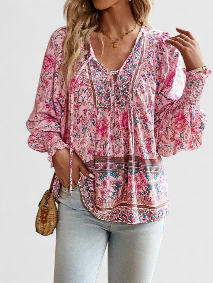 Blusa de mujer con diseño floral bohemio y manga larga, estampado elegante para moda de verano.