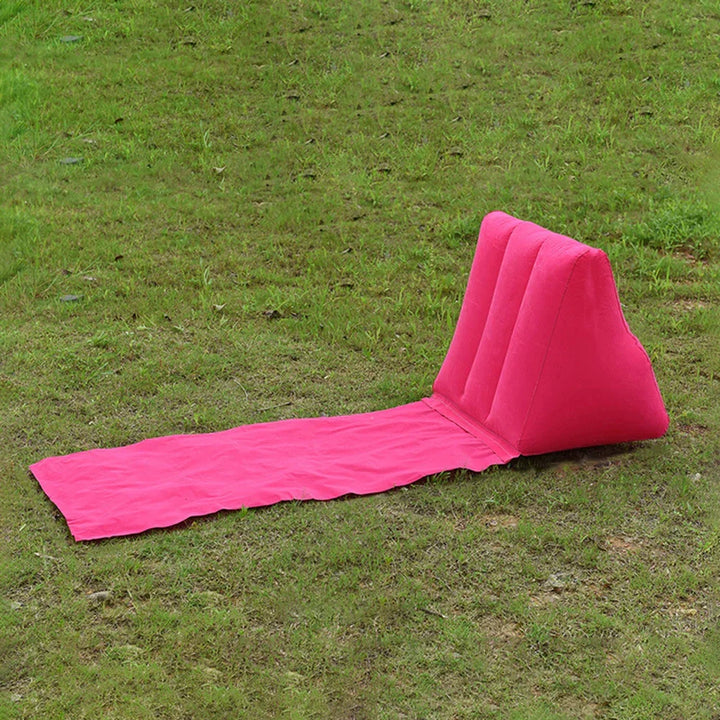Colchoneta inflable portátil con respaldo, ideal para disfrutar la playa, camping o jardín con confort.