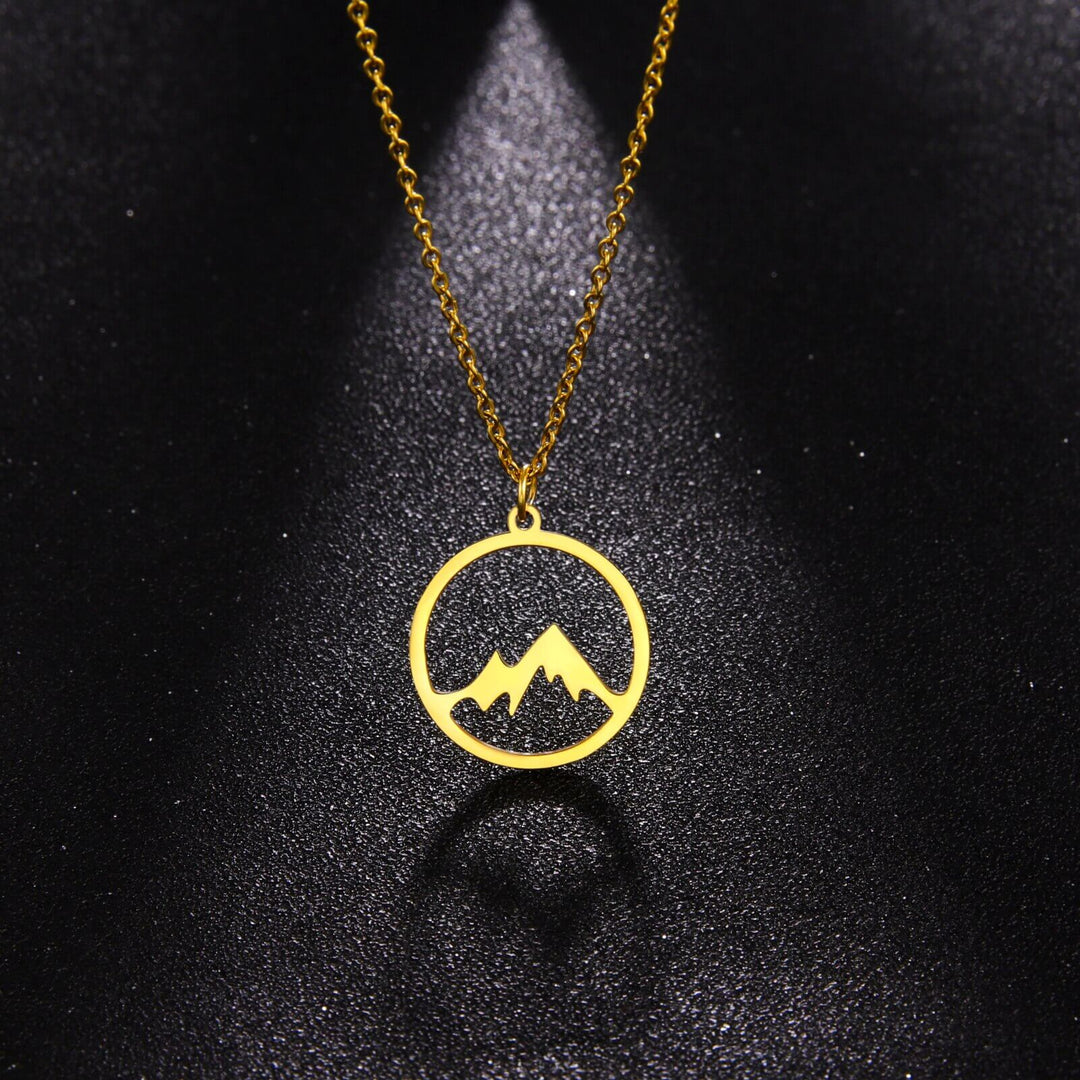 Joyería con significado: collar de montaña para mujer, fuerza, aventura y elegancia.