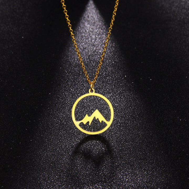 Joyería con significado: collar de montaña para mujer, fuerza, aventura y elegancia.