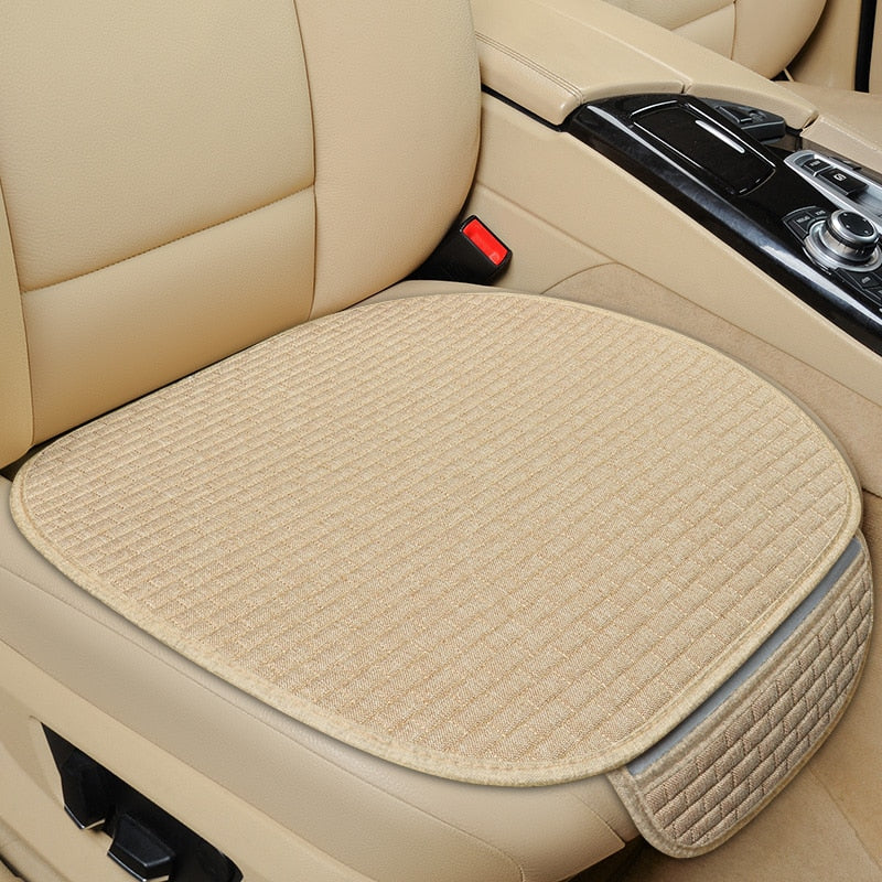 Detalle de funda de asiento antideslizante universal, mejora estética interior del coche.