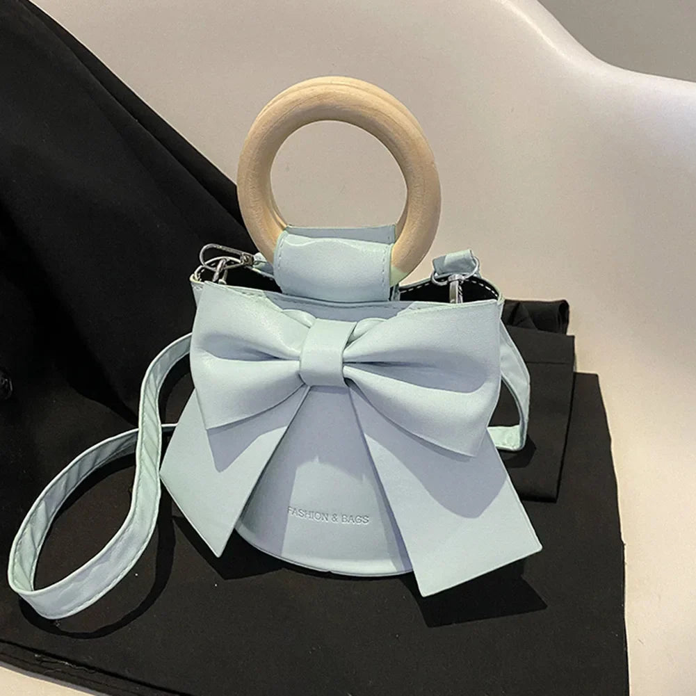 Versátil bolso bandolera de mujer. Modelo clásico y compacto de cuero sintético, ideal como accesorio diario.