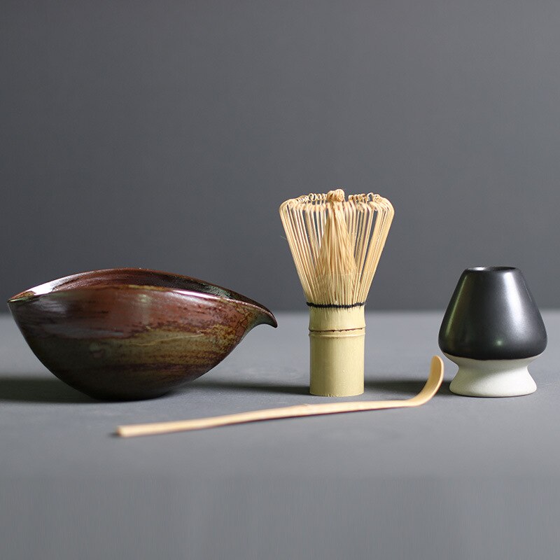 Chawan de cerámica artesanal del juego de matcha, listo para la preparación de tu bebida.