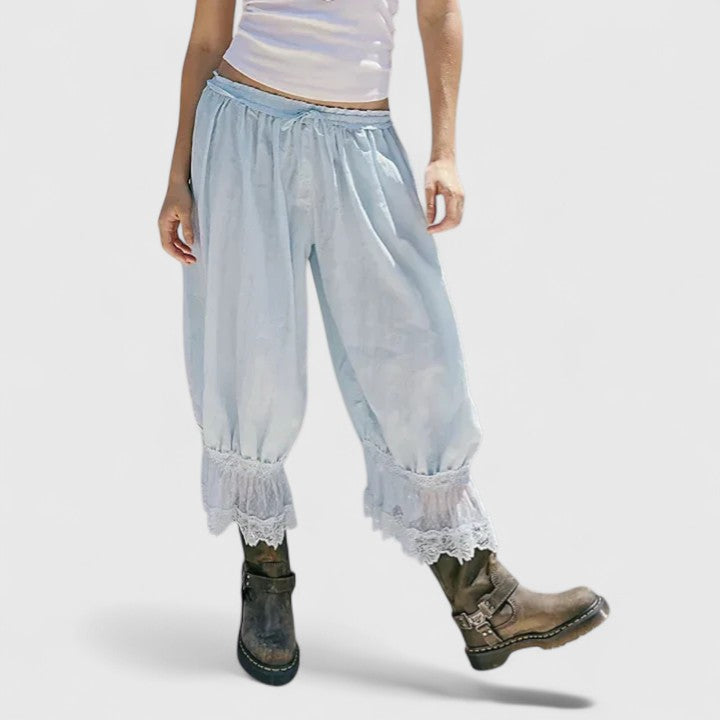 Detalle de los parches y el encaje en el pantalón de mujer. Un estilo casual original y de tendencia.