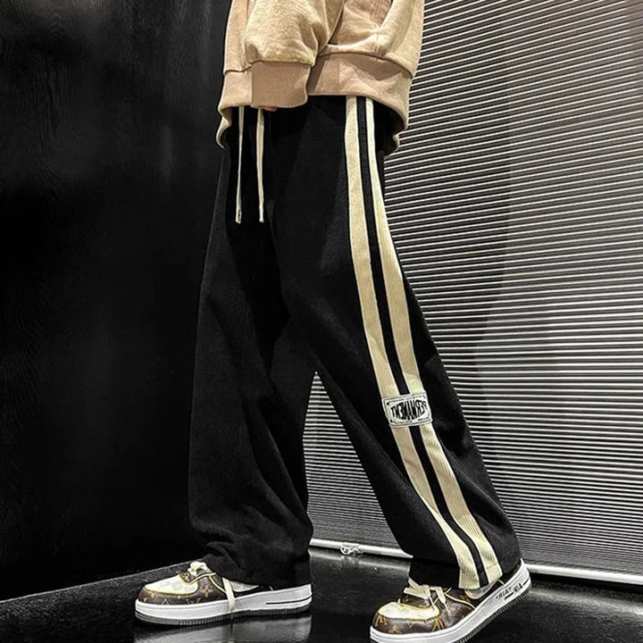 Pantalones de pana negros anchos para hombre, ideales para un look casual con estilo y comodidad.