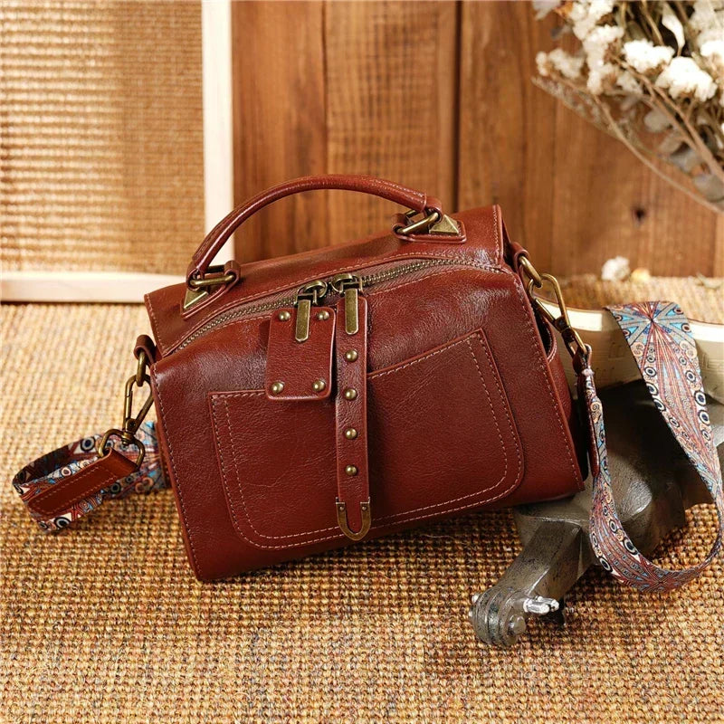 Elegante bolso de hombro para mujer en cuero genuino, estilo Boston. Con correa ajustable y desmontable, accesorio clave.
