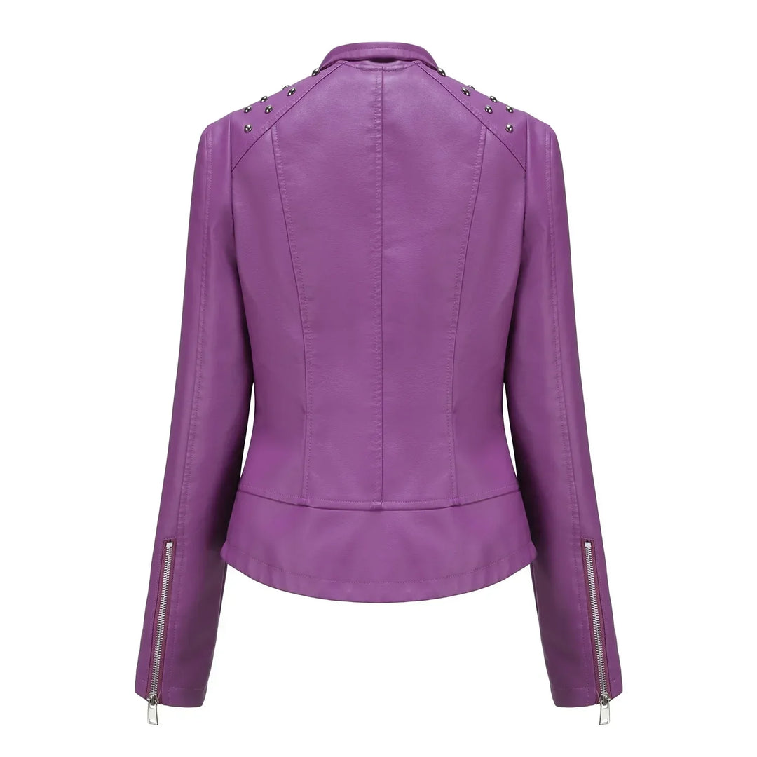 Primer plano de chaqueta ajustada de mujer, destacando detalles de diseño moderno y chic.