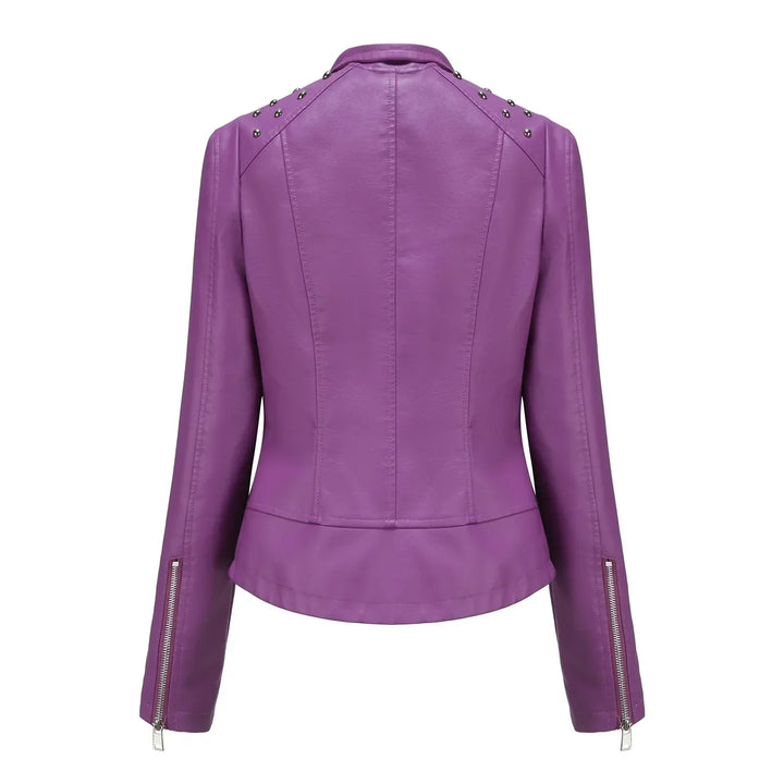 Primer plano de chaqueta ajustada de mujer, destacando detalles de diseño moderno y chic.