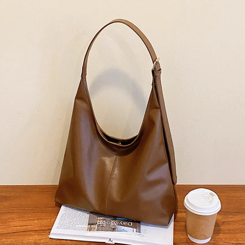 Bolso pequeño de mujer, elegante y versátil, bandolera minimalista en cuero sintético para uso diario.