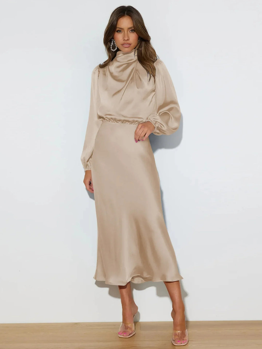 Vestido chic para mujer, diseño midi, cuello alto y mangas largas, ideal para fiesta o cóctel.