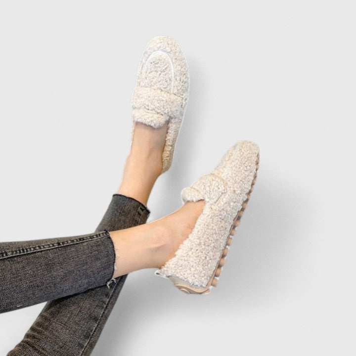 Elegantes zapatillas mocasín de mujer. Calzado de hogar suave, cálido y con suela antideslizante.