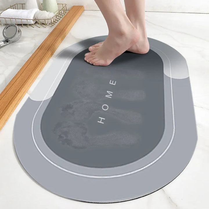 Vista de alfombrilla de baño en suelo de madera, diseño minimalista, absorción rápida de agua.