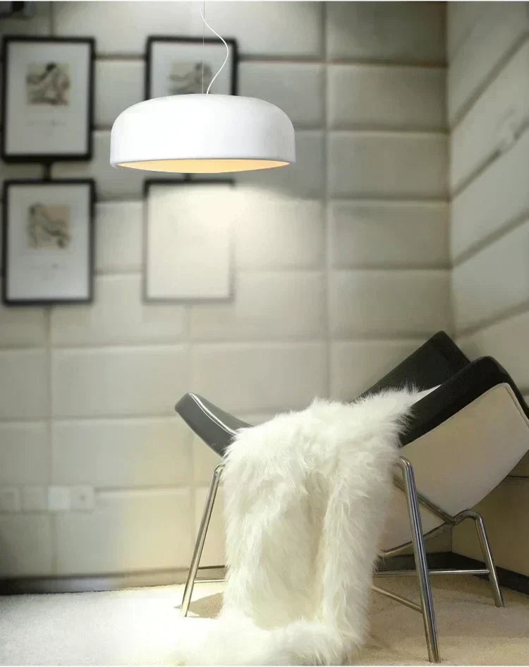 Colgante LED minimalista redondo, estilo nórdico, para espacios modernos.