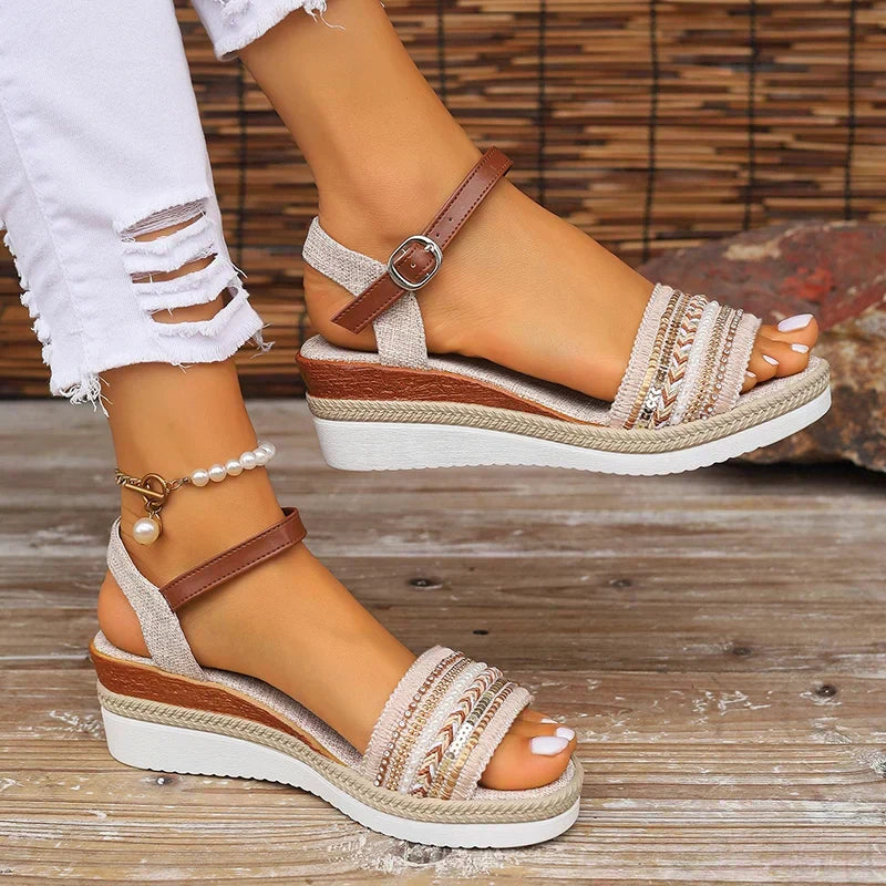 Sandalias boho de mujer con cuña de esparto, estilo veraniego abierto, perfectas para playa y casual.