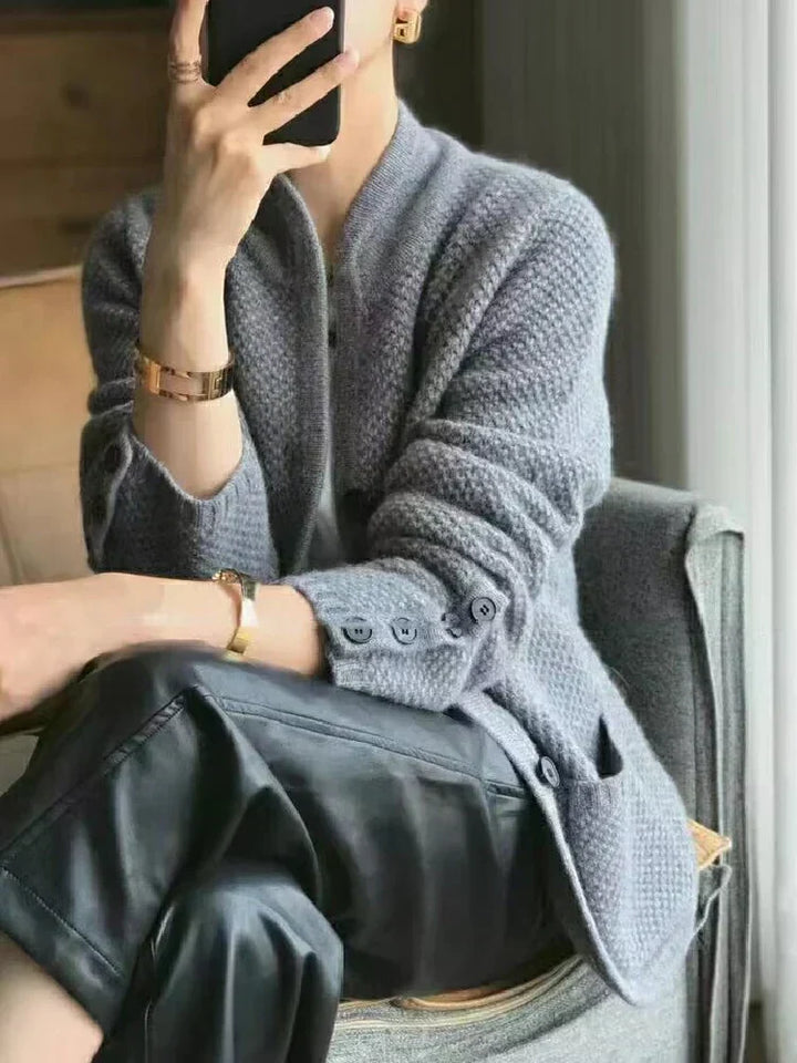 Chaqueta de punto para mujer en color beige, ideal como abrigo de invierno. Suave, cálida y con estilo casual.
