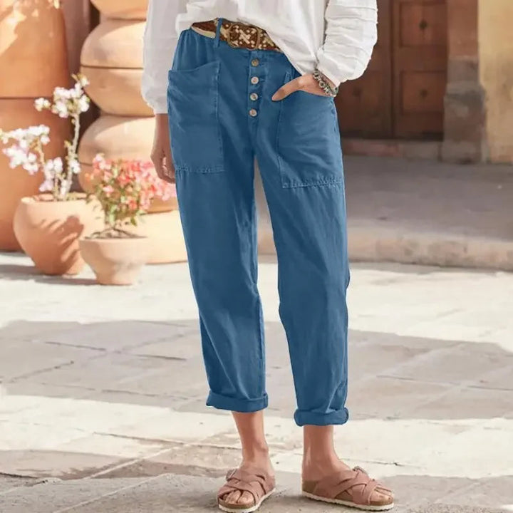 Detalle de pantalón relajado mujer, tejido ligero, cintura alta para confort todo el día, look casual/elegante.