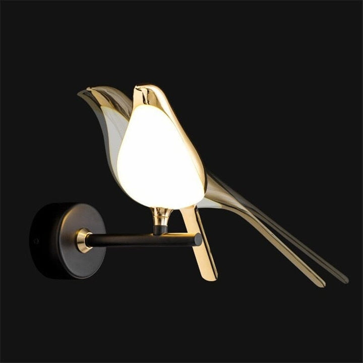Aplique de pared con forma de colibrí, acabado dorado, perfecto para decoración y luz ambiental del hogar.