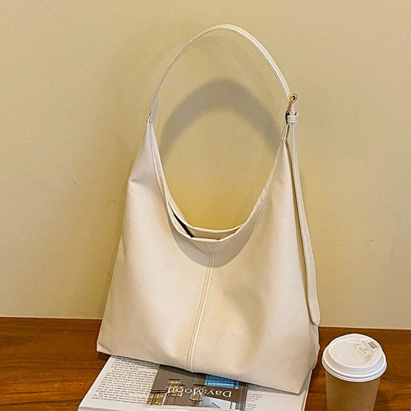Bolso de hombro elegante para mujer, diseño minimalista en cuero sintético, accesorio versátil para tu estilo diario.