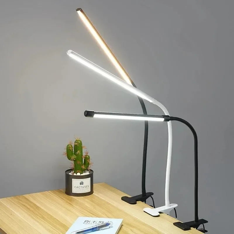 Lámpara de pinza LED USB para escritorio. Brillo regulable y cuello de cisne. Ideal como luz de estudio o lectura.