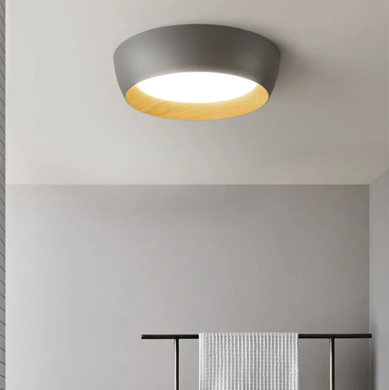 Iluminación interior con lámpara de techo redonda. Estilo moderno, detalle de madera y eficiencia LED para tu hogar.
