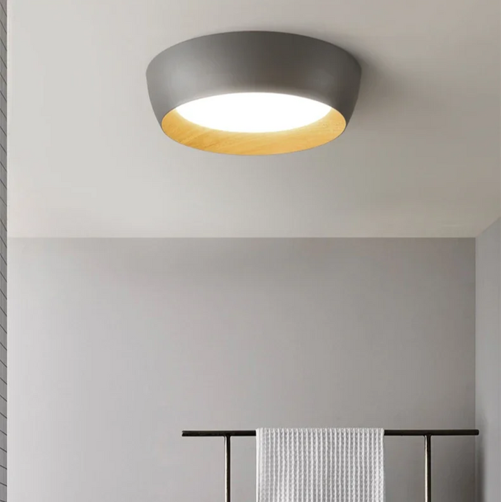 Iluminación interior con lámpara de techo redonda. Estilo moderno, detalle de madera y eficiencia LED para tu hogar.