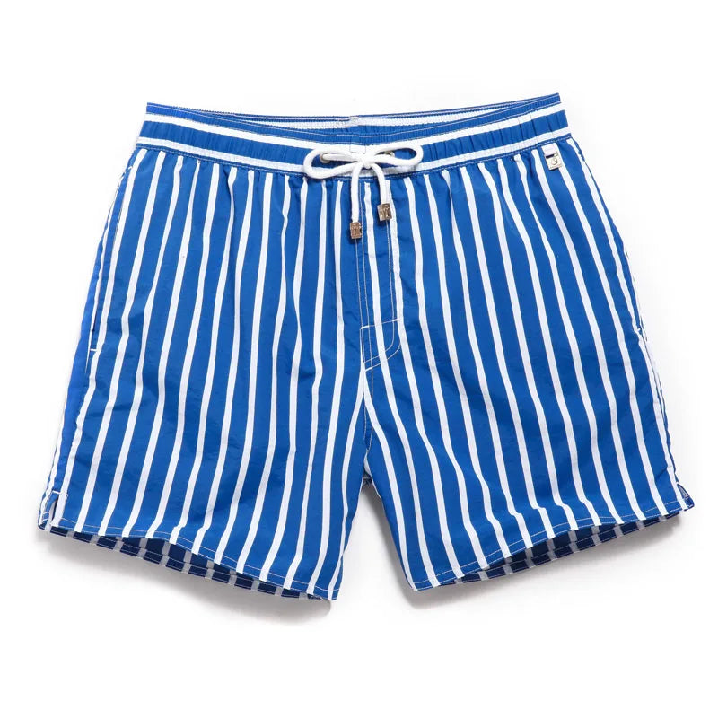 Ropa de baño de hombre a rayas, cómoda y de secado rápido, para disfrutar del sol y el mar.