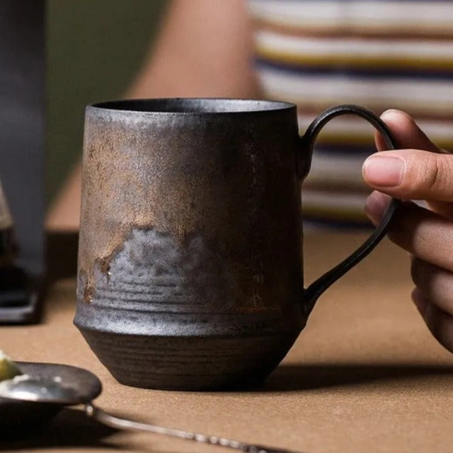 Juego de tazas de gres estilo cosecha vintage. Cerámica rústica para café, té y desayunos especiales en el hogar.