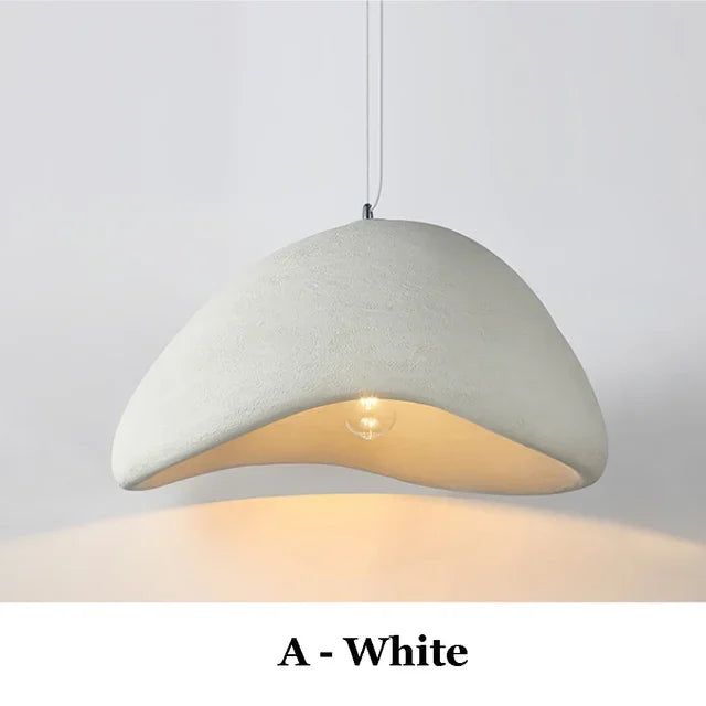 Lámpara de techo wabi-sabi Auryn, un elemento decorativo y moderno con curvas suaves para iluminación interior.