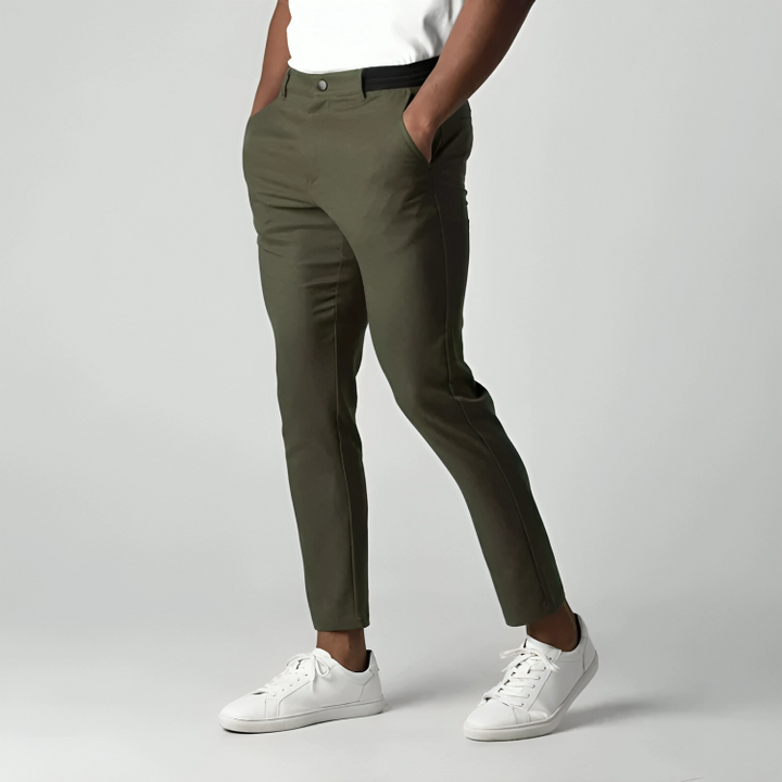 Ajuste moderno de pantalones chinos elásticos para hombre. Confortables y esenciales en ropa masculina.