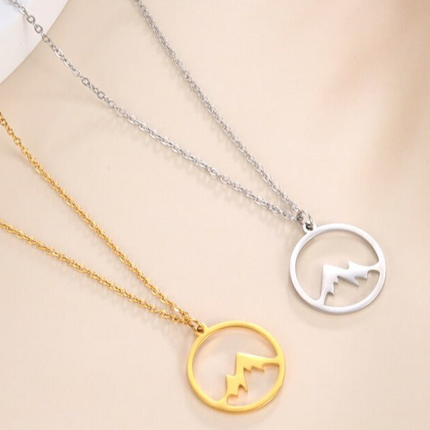 Collar de montaña plateado, un símbolo versátil y moderno para mujeres con pasión.