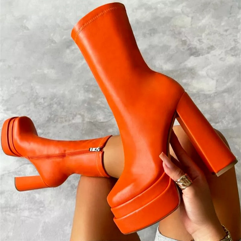 Botas sobre la rodilla para mujer, calzado versátil y de moda con tacón, ideal para un look invernal.