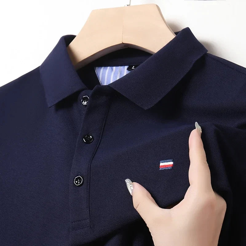 Polo de hombre con cuello tradicional y manga corta, ajuste regular. Look casual elegante y cómodo para el día a día.