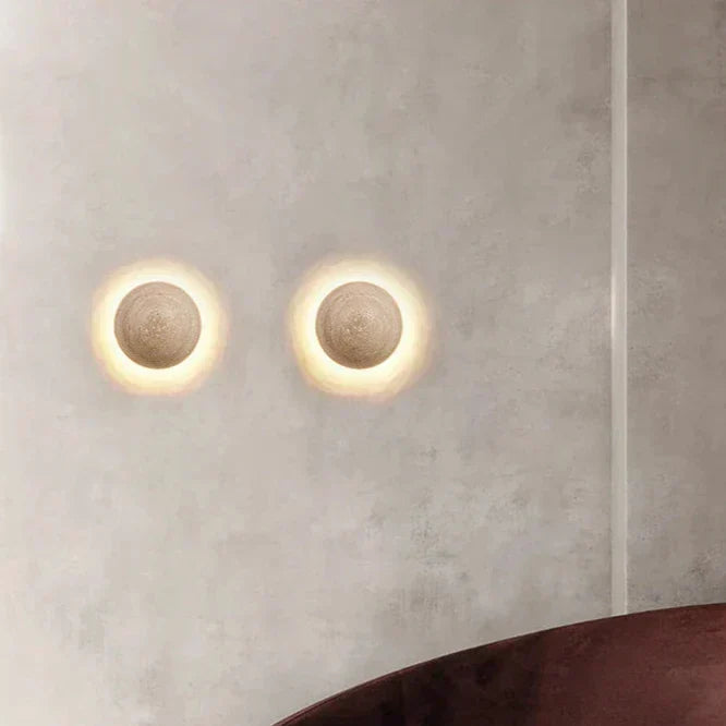 Lámpara de pared minimalista de travertino crema, un toque de piedra natural y diseño nórdico en tu hogar.