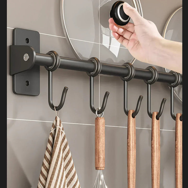 Barra organizadora de cocina con ganchos para colgar tazas, ollas pequeñas y accesorios, diseño industrial negro.