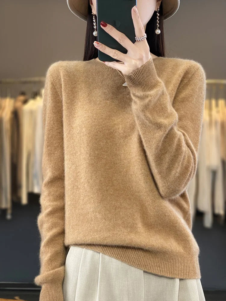 Moda femenina: suéter de cuello redondo, suave, ideal para crear outfits casual-elegantes.