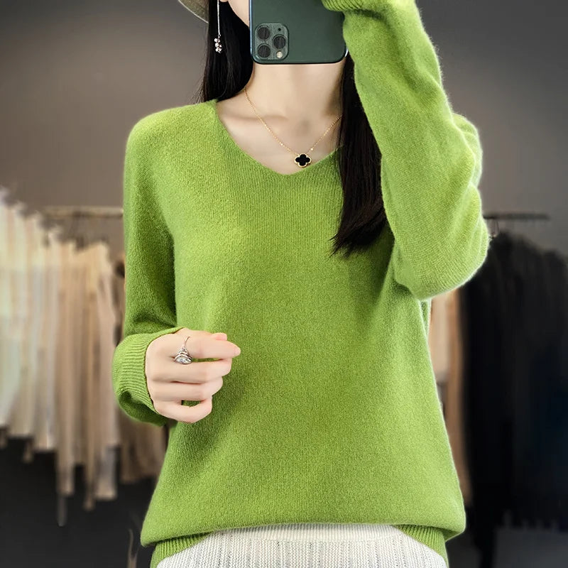 Elegante suéter de mujer con cuello V, perfecto para capas en invierno.