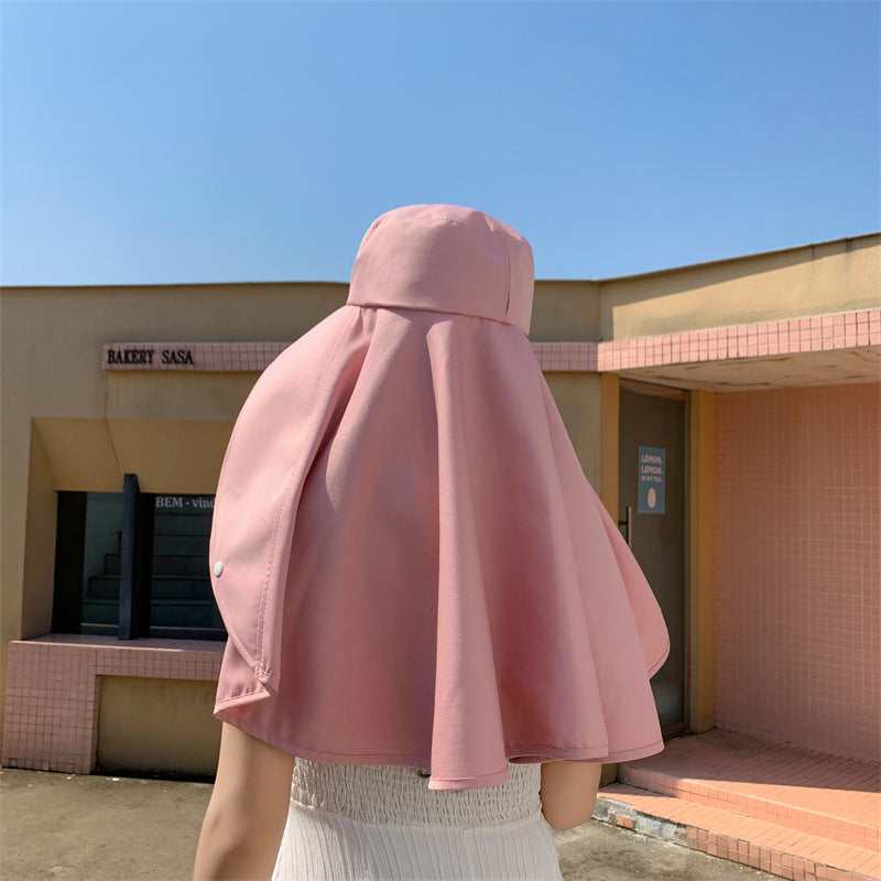 Sombrero de verano para mujer, visera amplia y protección UV. Accesorio de moda playa, elegante y ajustable.