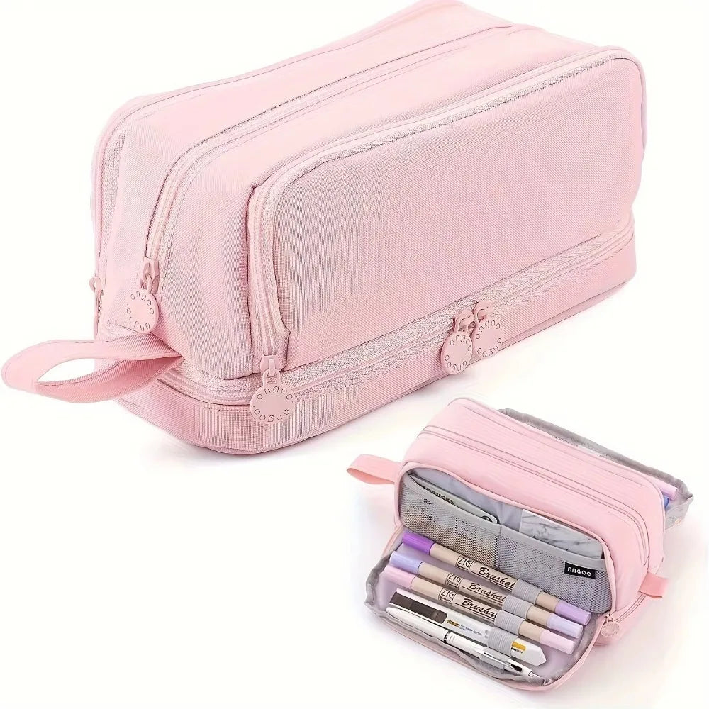Primer plano de la tela del estuche escolar grande, material resistente y costuras reforzadas, unisex.