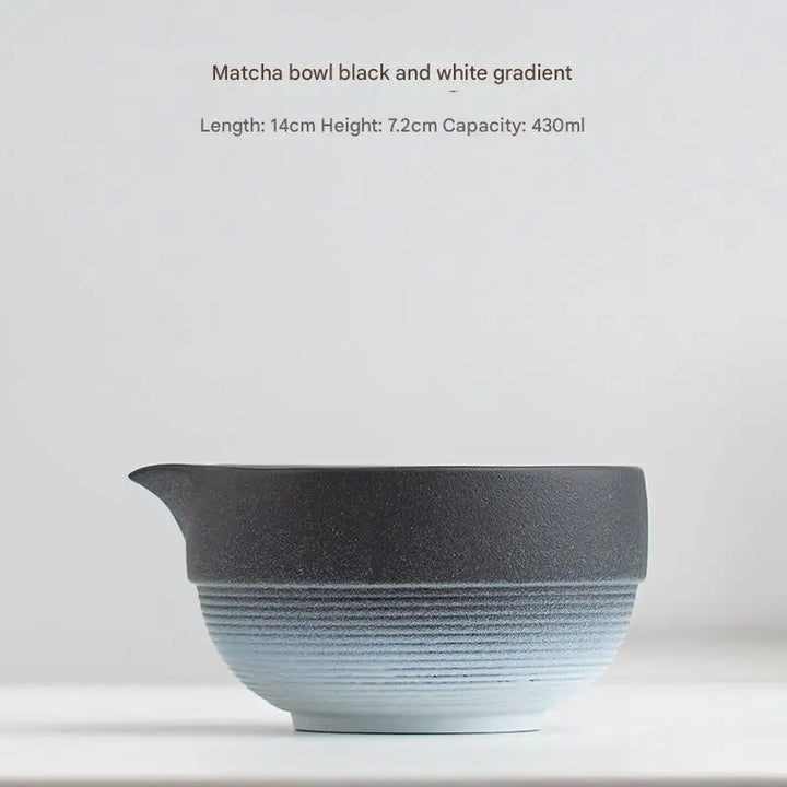 Tazón de matcha verde hecho a mano, cerámica tradicional japonesa para el ritual del té.