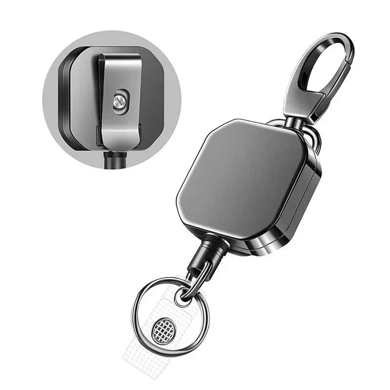 Llavero retráctil metálico con mosquetón y cable de acero trenzado para sujetar llaves de forma segura y duradera.