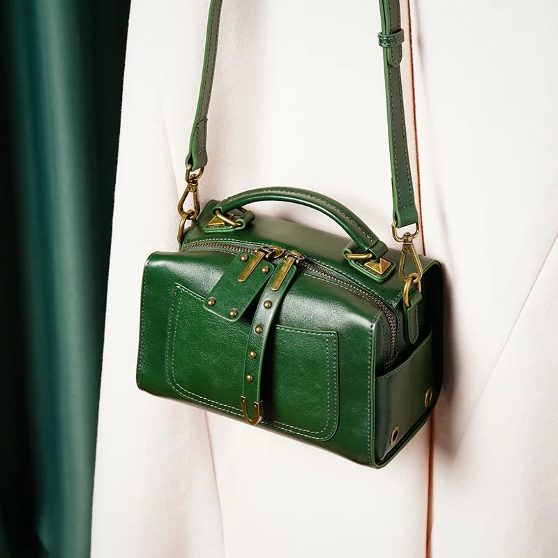 Bolso de hombro mujer de cuero genuino estilo Boston. Accesorio de alta calidad y diseño clásico con correa desmontable.