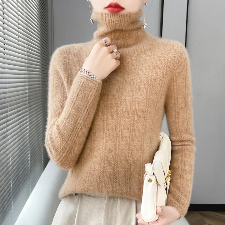 Mujer vistiendo suéter MARISE de cuello alto, un look elegante y casual para el invierno.