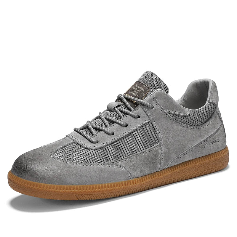Par de zapatillas urbanas deportivas para hombre. Calzado de moda en ante y malla beige/gris, cómodo y ligero.