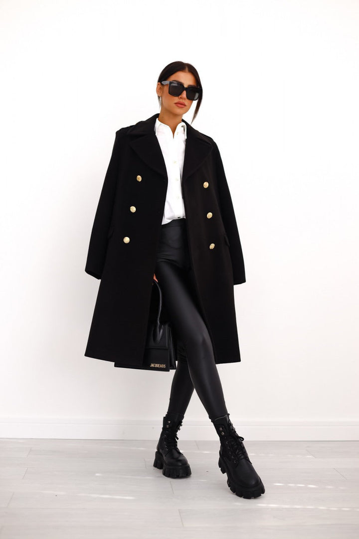 Abrigo elegante de invierno para mujer en RosaViento, moda y calidez duradera.