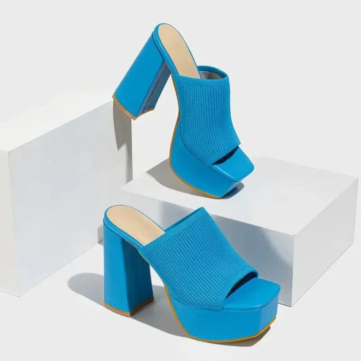 Sandalias modernas con tacón bloque y plataforma, ideales para un look elegante de verano.