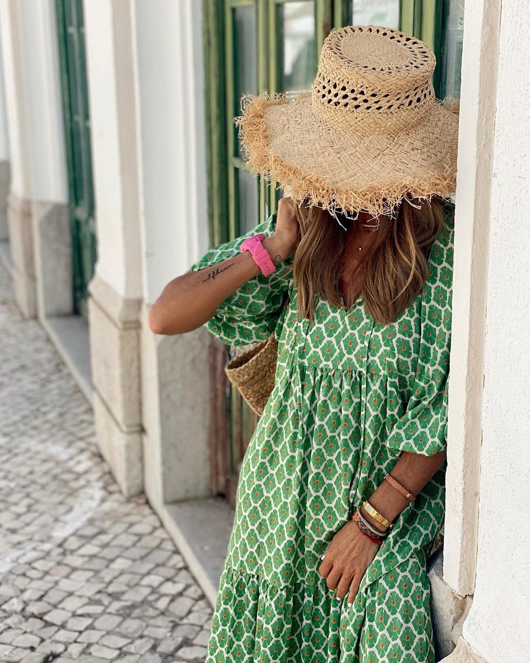 Modelo luciendo un vestido largo de mujer con bordados delicados y caída elegante, estilo veraniego.