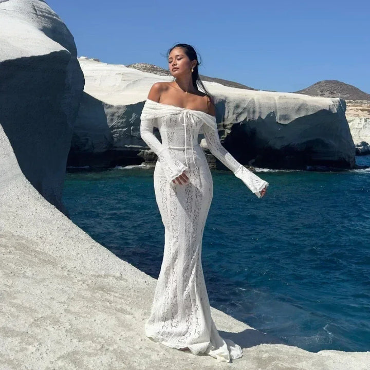 Vestido maxi de mujer con diseño de hombros descubiertos y mangas largas, estilo fluido para eventos y celebraciones.