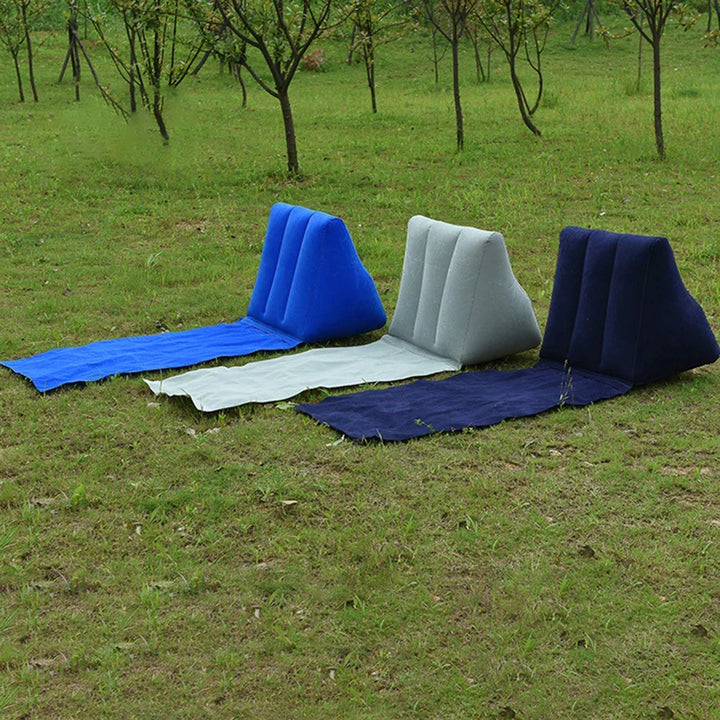Colchoneta inflable portátil con respaldo, ideal para camping, viajes y relajación al aire libre.